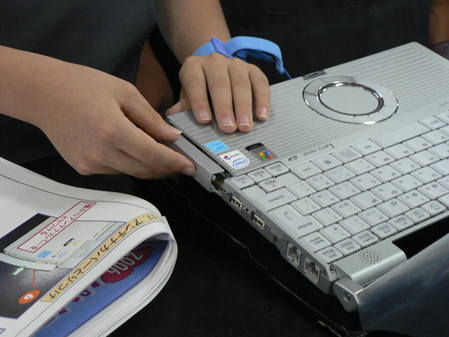 日本學生親手組裝松下筆記本，體驗科技制造之美